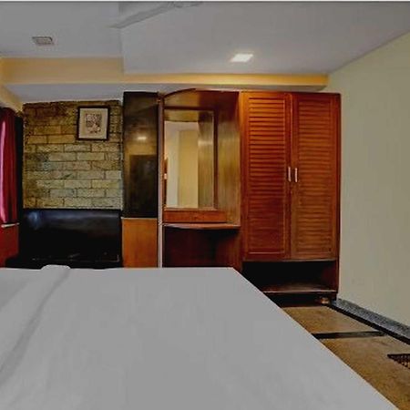 Oyo 75948 Hotel Tushar Continental Нью-Дели Экстерьер фото
