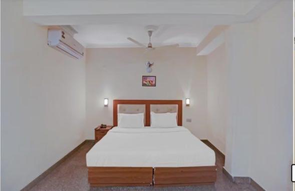 Oyo 75948 Hotel Tushar Continental Нью-Дели Экстерьер фото