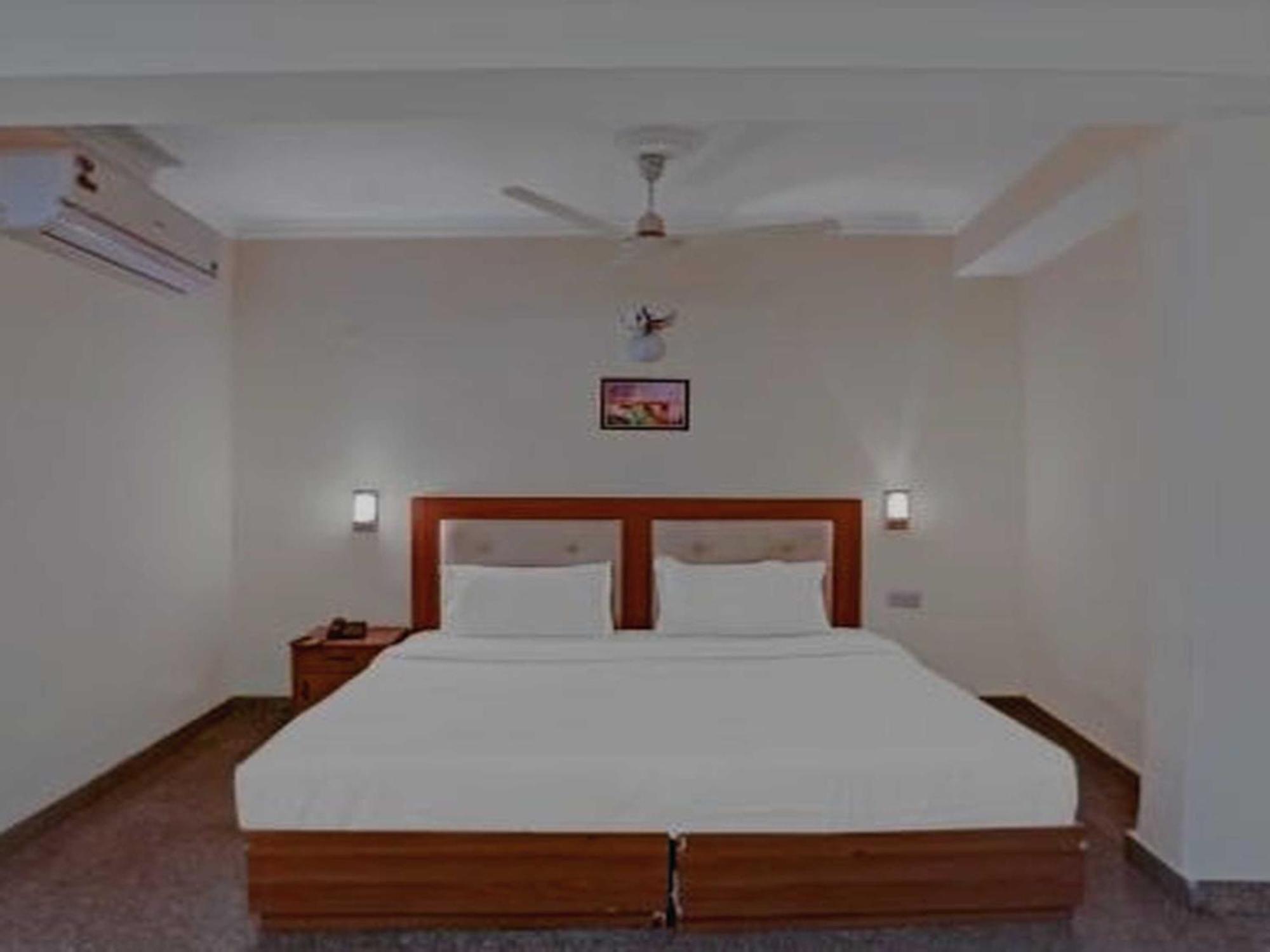 Oyo 75948 Hotel Tushar Continental Нью-Дели Экстерьер фото