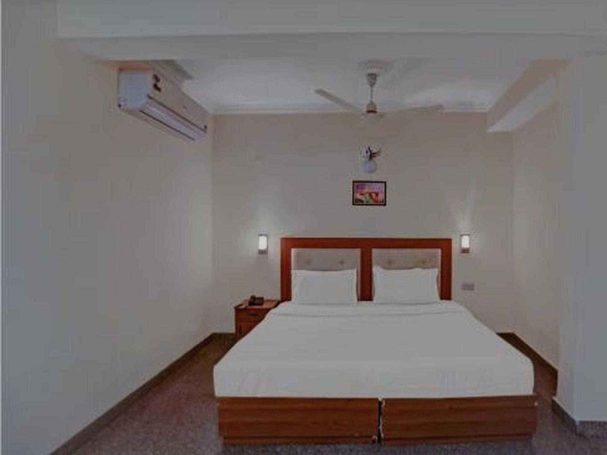 Oyo 75948 Hotel Tushar Continental Нью-Дели Экстерьер фото
